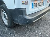 une photo d'une camionnette blanche garée sur le bord de la route