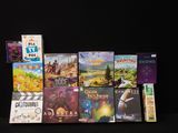 beaucoup de jeux de société posés sur la table