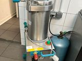 une photo d'une cuisine avec une casserole et un réservoir