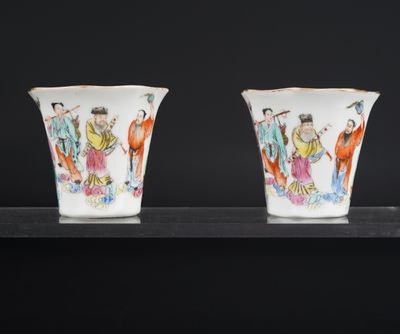 paire de vases chinois de style « famille » représentant des personnages sur fond noir
