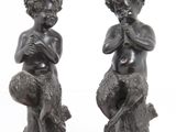 deux statues représentant un homme et une femme assis sur une souche d'arbre