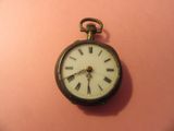 horloge dont le cadran, sur fond rose, est orné de chiffres romains
