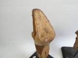 deux sculptures en bois posées sur un socle noir