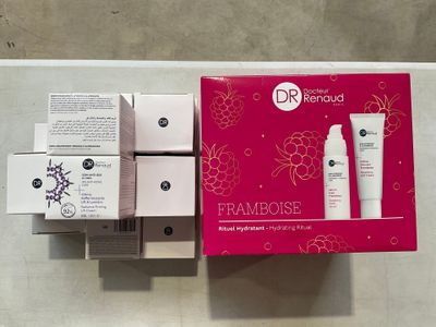 Les boîtes contenant les produits sont posées les unes à côté des autres sur le comptoir.