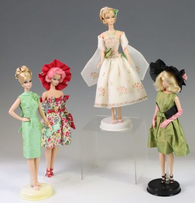 BARBIE SILKSTONE. Réunion de 4 poupées dans des tenues diver… - Photo 1