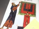 une image représentant un livre sur lequel figure l'image d'un homme tenant une menorah