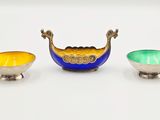 trois bols de couleurs différentes posés les uns à côté des autres sur une surface blanche