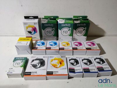 tout un éventail de teintures capillaires de différentes couleurs sur la table