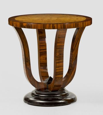 un gros plan d'une table avec un plateau en bois et un piètement en métal