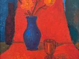 un tableau représentant un vase bleu avec des fleurs jaunes posé sur une table rouge