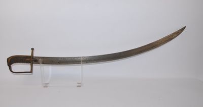 une vieille épée avec un manche en bois sur une surface blanche