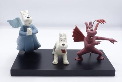 trois figurines d'animaux posées sur un socle noir