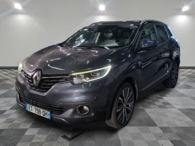 une voiture grise garée sur le sol en damier d'un garage