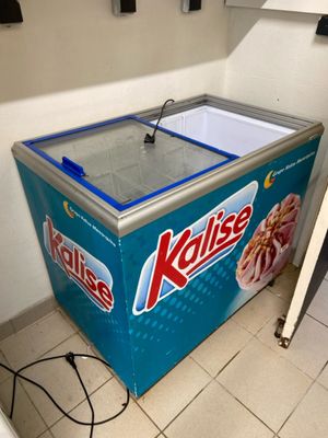 une machine à glaces qui se trouve dans un coin de la pièce