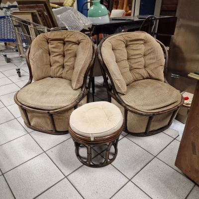 Lot de deux fauteuils en rotin, un pouf et une table roulant…