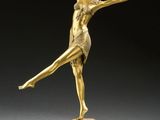 une image représentant une statue en bronze d'une ballerine posée sur un socle en marbre