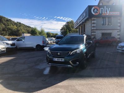 des voitures sont garées dans un parking devant un bâtiment