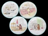 quatre assiettes ornées d'images de personnes et d'animaux sur fond noir