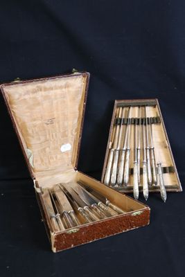beaucoup d'argenterie dans un coffret sur une table