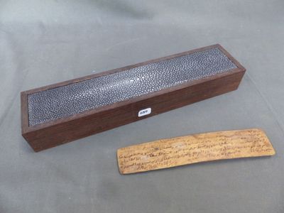 Etui en bois ouvrant par un abattant recouvert de galuchat