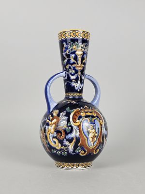 vase bleu et or orné d'un motif floral sur le fond