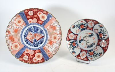deux assiettes ornées de motifs floraux et d'oiseaux sur un fond blanc