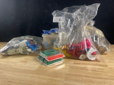 un grand nombre d'objets posés sur une table