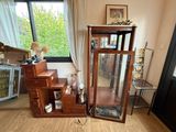 une vitrine en bois surmontée d'un miroir