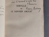 un livre ouvert avec une écriture dessus, posé sur une table