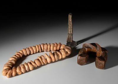 AFRIQUE Un lot comprenant une monnaie en cuivre ciselé, un c… - Photo 1