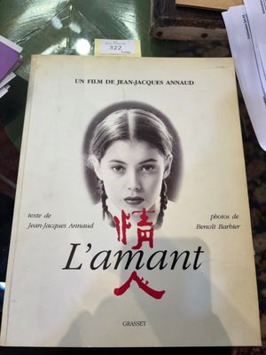 un livre posé sur une table