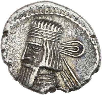 une pièce d'argent sur laquelle figurent le visage d'un homme et une couronne