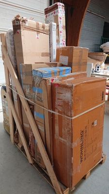 de nombreux cartons empilés les uns sur les autres dans un entrepôt