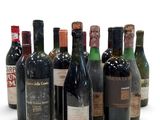 de nombreuses bouteilles de vin alignées sur une surface blanche