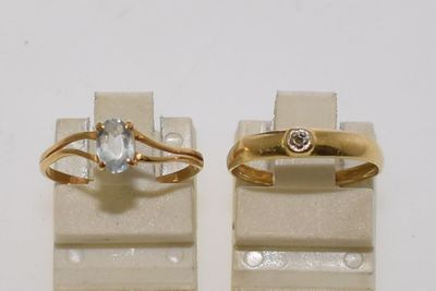 2 BAGUES en or (exempté): 1 centre aigue-marine, PB: 1 g et … - Photo 1