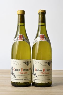 deux bouteilles de vin blanc posées sur une table en bois