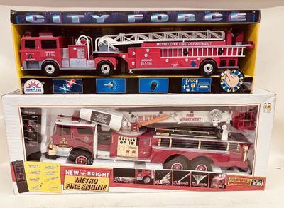 un camion de pompiers miniature et un camion de pompiers miniature dans une boîte