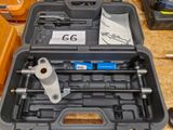 une trousse à outils posée sur une table