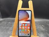 un gros plan d'un téléphone portable posé sur un support en bois