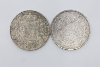deux pièces d'argent, dont l'une porte un blason