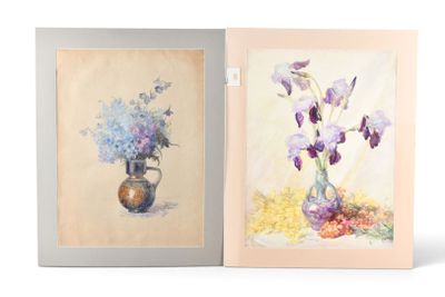 deux tableaux représentant des fleurs dans un vase, l'un à gauche et l'autre à droite