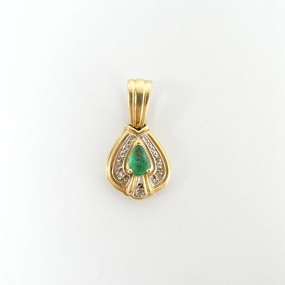 pendentif en émeraude et diamant sur fond blanc