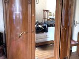 une grande armoire en bois munie d'un miroir
