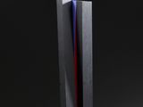 un vase noir et rouge posé sur une table