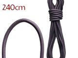 un gros plan sur une corde arborant un logo en forme de losange noir