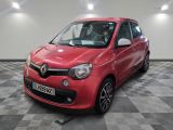 la voiture rouge est garée dans le garage sur le sol en damier