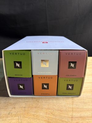 un gros plan sur une boîte contenant quatre saveurs différentes de Vertuo