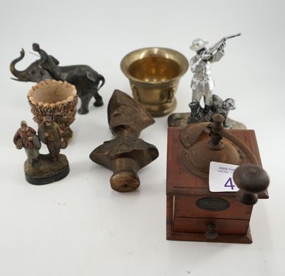 Plusieurs types de figurines sont exposées sur une surface blanche