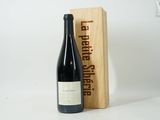 une bouteille de vin posée à côté d'une caisse en bois