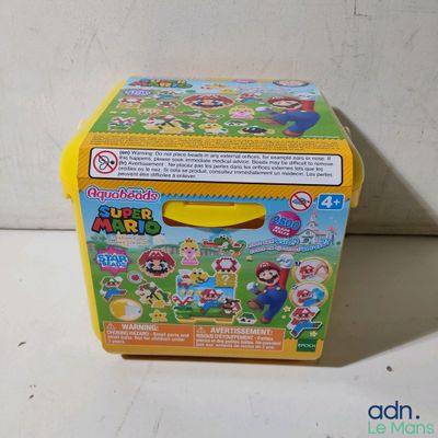 une boîte jaune sur laquelle figure une image de Mario Bros
